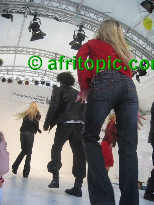 ../Images/Krefeld-Strssenmodenschau-2005 375.jpg